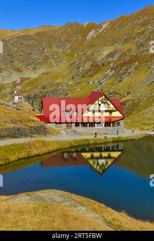 Ein Resto-Hotel am Bâlea-See, einem Gletschersee ganz oben auf der Autobahn Transfăgărășan Stockfoto