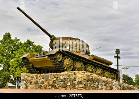 Memorial of Glory, ein T-34-85-Panzer, der im Zweiten Weltkrieg auf dem Suworov-Platz, Tiraspol, Transnistrien kämpfte Stockfoto