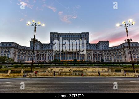 Sonnenuntergang im Parlament von Burcharest (Palast des rumänischen Parlaments), dem zweitgrößten Verwaltungsgebäude der Welt. Burcharest, Rumänien Stockfoto