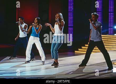 Schwedische Popgruppe 'A*Teens', bestehend aus John Dhani Lennevald, Marie Eleonor Serneholt, Sara Helena Lumholdt und Amit Sebastian Paul, bei einem Auftritt in der Show 'Stars 2000' am 6. April 2000 in Böblingen. Stockfoto