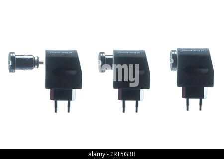 ac/DC-Adapterstecker, Stromwandler, 220V AC/DC, 12V-Wandler mit Kfz-Adapterbuchse, usb-Ladegerät, isoliert auf weißem Hintergrund Stockfoto