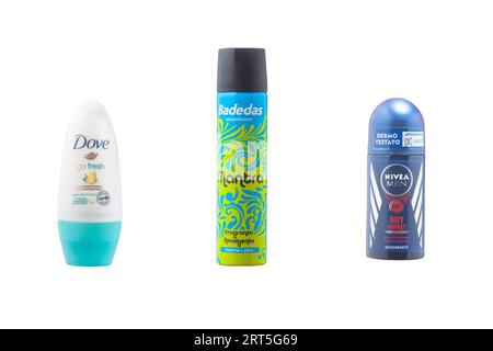 Aosta, ITALIEN - 4. September 2023: Set von Deodorants für den Mann isoliert auf weißem Hintergrund, Spray und Roll on Stockfoto