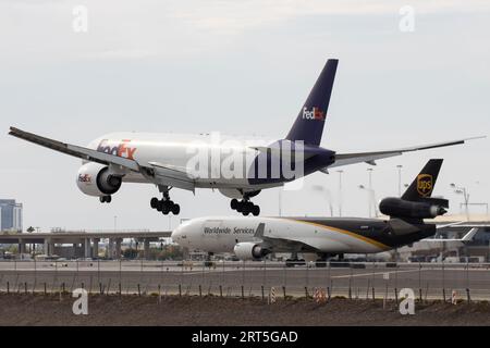 FedEx- und UPS-Flugzeuge, die am Sky Harbor Airport ankommen. Stockfoto