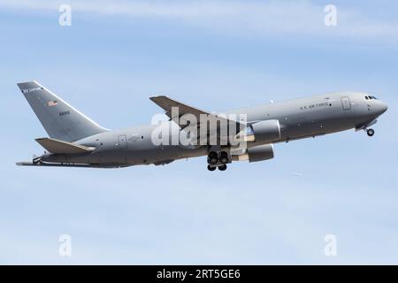 Ein Boeing KC-46A Pegasus Tankschiff der U.S. Air Force fährt vom Flughafen Sky Harbor ab. Die KC-46 ist eine modifizierte Version der Boeing 767-200. Stockfoto