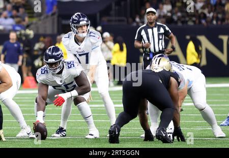 New Orleans, USA. September 2023. Tennessee Titans Quarterback Ryan Tannehill (17) setzt sich hinter dem Center Aaron Brewer (55) während eines Spiels der National Football League im Caesars Superdome in New Orleans, Louisiana, am Sonntag, den 10. September 2023, zusammen. (Foto: Peter G. Forest/SIPA USA) Credit: SIPA USA/Alamy Live News Stockfoto