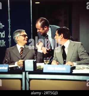 ZDF-Magazin, Politikmagazin, Deutschland 1969 - 1987, Moderatoren Gerhard Löwenthal und Fritz Schenk (beide sitzend) Stockfoto