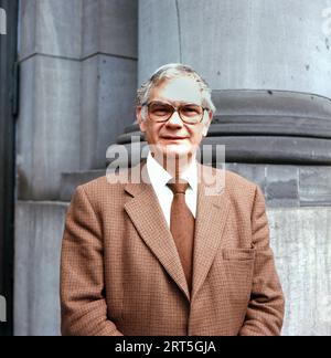 ZDF-Magazin, Politikmagazin, Deutschland 1969 - 1987, Moderator Gerhard Löwenthal vor dem Reichstagsgebäude in Berlin, Deutschland um 1978. Stockfoto