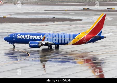 Eine brandneue Boeing 737-8 Max für Southwest Airlines landet auf ihrem Lieferflug von der Fabrik in Seattle im Regen. Stockfoto