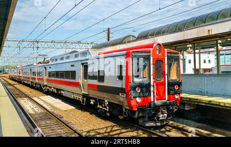 Lokaler Elektrozug an der New Haven Union Station in Connecticut, Vereinigte Staaten Stockfoto