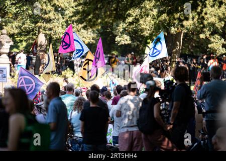 München, Deutschland. September 2023. Am 10. September 2023 protestierten Tausende in München gegen die IAA Mobility. Sie fordern eine echte Mobilitätswende, eine Verstaatlichung von Automobilkonzernen und keine IAA mehr in München. (Foto: Alexander Pohl/SIPA USA) Credit: SIPA USA/Alamy Live News Stockfoto