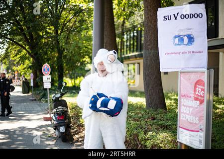 München, Deutschland. September 2023. Am 10. September 2023 protestierten Tausende in München gegen die IAA Mobility. Sie fordern eine echte Mobilitätswende, eine Verstaatlichung von Automobilkonzernen und keine IAA mehr in München. (Foto: Alexander Pohl/SIPA USA) Credit: SIPA USA/Alamy Live News Stockfoto