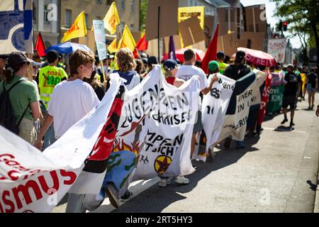 München, Deutschland. September 2023. Am 10. September 2023 protestierten Tausende in München gegen die IAA Mobility. Sie fordern eine echte Mobilitätswende, eine Verstaatlichung von Automobilkonzernen und keine IAA mehr in München. (Foto: Alexander Pohl/SIPA USA) Credit: SIPA USA/Alamy Live News Stockfoto