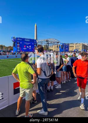 Paris, Frankreich, 10. September 2023, Crowd People at World Rugby Championship, Fan Zone, Journalist Interviewing Fan, (Place de la Concorde) Stockfoto