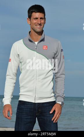 KEY BISCAYNE, FL - 30. MÄRZ: Novak Djokovic aus Serbien wird am Strand gesehen, nachdem er am 30. März 2014 das Sony Open Tennis Turnier im Crandon Park Tennis Center in Key Biscayne, Florida gewonnen hat. Stockfoto