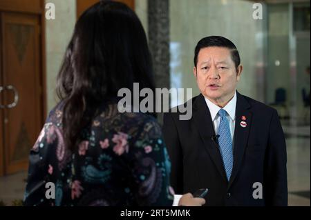 230907 -- JAKARTA, 7. September 2023 -- Generalsekretär des Verbandes südostasiatischer Nationen ASEAN Kao Kim Hourn spricht in einem Interview mit Xinhua am Rande des 43. ASEAN-Gipfels und der damit verbundenen Gipfeltreffen in Jakarta, Indonesien, 7. September 2023. ZUM Interview: China-ASEAN-Zusammenarbeit, um stark zu bleiben und den Menschen zu helfen, sagt der ASEAN-Chef INDONESIEN-JAKARTA-ASEAN-GENERALSEKRETÄR-INTERVIEW VerixSanovri PUBLICATIONxNOTxINxCHN Stockfoto