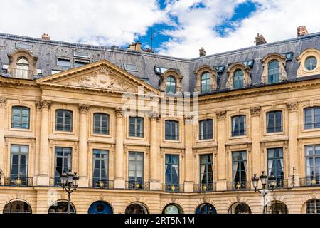 Fassade von Hôtel d'Evreux, elegantes Gebäude in Place Vendôme, Platz im 1. Arrondissement von Paris, Frankreich Stockfoto