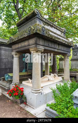 Grabmal des französischen Schriftstellers Alexandre Dumas Fils, monumentaler Friedhof von Montmartre, erbaut Anfang des 19. Jahrhunderts, wo viele berühmte Künstler begraben sind. Stockfoto