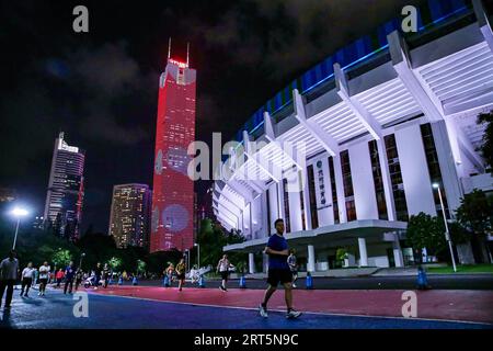 230908 -- PEKING, 8. September 2023 -- Bürger laufen um das Tianhe Stadium herum, das der Sportort für Fußball bei den Guangzhou 2010 Asiatischen Spielen in Guangzhou, südchinesische Provinz Guangdong, 21. August 2023 war. Hangzhou wird die dritte Stadt in China, die nach Peking 1990 und Guangzhou 2010 die Asienspiele ausrichtet. Einige Sportstätten, die für die Asienspiele in Peking und Guangzhou genutzt oder gebaut wurden, waren bereits nach ihrer Fertigstellung für die Öffentlichkeit zugänglich, was eine wichtige Rolle bei der Förderung der Massentätigkeit und der Anziehung von mehr Menschen zum Sport spielt. Foto von /Xinhua SPCHINA-ASIAN GAMES-VENUES-MASS Stockfoto