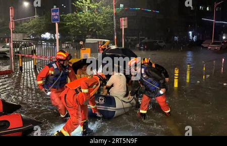 230908 -- SHENZHEN, 8. Sept. 2023 -- Feuerwehrleute versetzen gestrandete Bewohner in den Longgang-Bezirk von Shenzhen, südchinesische Provinz Guangdong, 7. Sept. 2023. Betroffen vom Restwolkensystem außerhalb des Taifuns Haikui, dem 11. Taifun dieses Jahres, und des Monsuns, erlebten viele Städte und Grafschaften im Pearl River Delta seit Donnerstag sintflutartige Regenfälle, wobei in einigen Gebieten extrem starke Regenfälle herrschten. Von 17 Uhr Donnerstag bis 6 Uhr Freitag betrug die durchschnittliche Niederschlagsmenge in Shenzhen 202,8 mm, und die maximale kumulative Niederschlagsmenge erreichte 469 mm, laut dem kommunalen Meteorolog Stockfoto