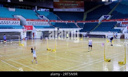 230908 -- PEKING, 8. September 2023 -- Bürger spielen Badminton im Tianhe Gymnasium, das der Sportort für Badminton bei den Guangzhou 2010 Asiatischen Spielen in Guangzhou war, Provinz Guangdong in Südchina, 22. August 2023. Hangzhou wird die dritte Stadt in China, die nach Peking 1990 und Guangzhou 2010 die Asienspiele ausrichtet. Einige Sportstätten, die für die Asienspiele in Peking und Guangzhou genutzt oder gebaut wurden, waren bereits nach ihrer Fertigstellung für die Öffentlichkeit zugänglich, was eine wichtige Rolle bei der Förderung der Massentätigkeit und der Anziehung von mehr Menschen zum Sport spielt. Foto: /Xinhua SPCHINA-ASIAN GAMES-V Stockfoto