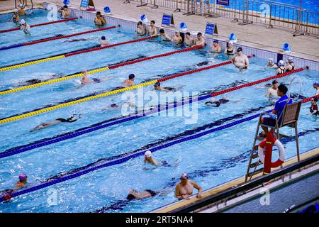 230908 -- PEKING, 8. September 2023 -- Bürger schwimmen im Tianhe Natatorium, dem Sportort für Wasserball bei den Guangzhou 2010 Asiatischen Spielen in Guangzhou, Provinz Guangdong in Südchina, 21. August 2023. Hangzhou wird die dritte Stadt in China, die nach Peking 1990 und Guangzhou 2010 die Asienspiele ausrichtet. Einige Sportstätten, die für die Asienspiele in Peking und Guangzhou genutzt oder gebaut wurden, waren bereits nach ihrer Fertigstellung für die Öffentlichkeit zugänglich, was eine wichtige Rolle bei der Förderung der Massentätigkeit und der Anziehung von mehr Menschen zum Sport spielt. Foto: /Xinhua SPCHINA-ASIAN GAMES-VENUES-MA Stockfoto