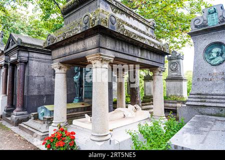 Grabmal des französischen Schriftstellers Alexandre Dumas Fils, monumentaler Friedhof von Montmartre, erbaut Anfang des 19. Jahrhunderts, wo viele berühmte Künstler begraben sind. Stockfoto