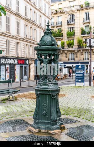 Wallace Fountain, öffentlicher Trinkbrunnen mit gusseisernen Karyatiden, benannt nach Sir Richard Wallace und entworfen von diesem, im Pariser Stadtteil Montparnasse Stockfoto
