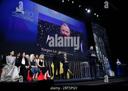 230910 -- VENEDIG, 10. September 2023 -- Regisseur Yorgos Lanthimos hält eine Rede, als er den Goldenen Löwen für den besten Film für den Film Poor Things während des 80. Internationalen Filmfestivals in Venedig, Italien, am 9. September 2023 gewinnt. Das diesjährige Filmfestival von Venedig fand vom 30. August bis zum 9. September auf der Lido-Insel von Venedig statt, wo 23 Filme im Hauptwettbewerb für den Goldenen Löwen gezeigt wurden. ITALIEN-VENEDIG-FILM FESTIVAL-CLOSING JinxMamengni PUBLICATIONxNOTxINxCHN Stockfoto