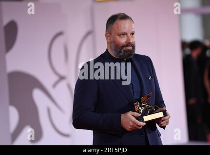 230910 -- VENEDIG, 10. September 2023 -- Regisseur Yorgos Lanthimos posiert mit dem Goldenen Löwen für den besten Film für den Film Poor Things während des 80. Internationalen Filmfestivals in Venedig, Italien, am 9. September 2023. Das diesjährige Filmfestival von Venedig fand vom 30. August bis zum 9. September auf der Lido-Insel von Venedig statt, wo 23 Filme im Hauptwettbewerb für den Goldenen Löwen gezeigt wurden. ITALIEN-VENEDIG-FILM FESTIVAL-CLOSING JinxMamengni PUBLICATIONxNOTxINxCHN Stockfoto