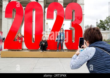 230910 -- MOSKAU, 10. September 2023 -- Kinder posieren für ein Foto mit Dekorationen während der Moskauer Stadtfeierlichkeiten in Moskau, Russland, 9. September 2023. An diesem Wochenende findet eine Reihe von Veranstaltungen statt, um den Tag der Stadt Moskau zu feiern und den 876. Gründungsjubiläum der Stadt zu feiern. Foto von /Xinhua RUSSLAND-MOSKAU-STADT TAG AlexanderxZemlianichenkoxJr PUBLICATIONxNOTxINxCHN Stockfoto