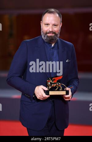 230910 -- VENEDIG, 10. September 2023 -- Regisseur Yorgos Lanthimos posiert mit dem Goldenen Löwen für den besten Film für den Film Poor Things während des 80. Internationalen Filmfestivals in Venedig, Italien, am 9. September 2023. Das diesjährige Filmfestival von Venedig fand vom 30. August bis zum 9. September auf der Lido-Insel von Venedig statt, wo 23 Filme im Hauptwettbewerb für den Goldenen Löwen gezeigt wurden. ITALIEN-VENEDIG-FILM FESTIVAL-CLOSING JinxMamengni PUBLICATIONxNOTxINxCHN Stockfoto