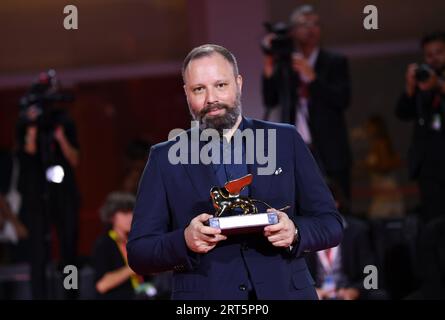 230910 -- VENEDIG, 10. September 2023 -- Regisseur Yorgos Lanthimos posiert mit dem Goldenen Löwen für den besten Film für den Film Poor Things während des 80. Internationalen Filmfestivals in Venedig, Italien, am 9. September 2023. Das diesjährige Filmfestival von Venedig fand vom 30. August bis zum 9. September auf der Lido-Insel von Venedig statt, wo 23 Filme im Hauptwettbewerb für den Goldenen Löwen gezeigt wurden. ITALIEN-VENEDIG-FILM FESTIVAL-CLOSING JinxMamengni PUBLICATIONxNOTxINxCHN Stockfoto