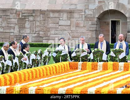 230910 -- NEW DELHI, 10. September 2023 -- der chinesische Premier Li Qiang und andere Führer auf dem 18. G20-Gipfel bieten florale Tribut an das Memorial of Mahatma Gandhi in New Delhi, Indien, 10. September 2023. INDIEN-NEU-DELHI-CHINA-LI QIANG-G20-GIPFEL-DENKMAL FÜR MAHATMA GANDHI-FLORAL TRIBUTE RAOXAIMIN PUBLICATIONXNOTXINXCHN Stockfoto