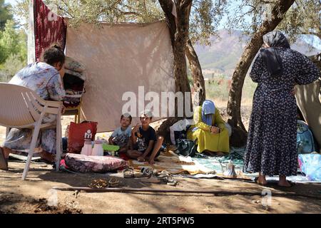 230910 -- MARRAKESCH, 10. September 2023 -- Bewohner suchen Zuflucht in einem offenen Raum in der Nähe des Epizentrums im Dorf Amizmiz in Marokko, 10. September 2023. Ein Erdbeben der Stärke 6,8 traf Marokko am Freitag. Das Epizentrum des Erdbebens lag in der Nähe der Stadt Ighil in der Provinz Al Haouz, etwa 70 km südwestlich von Marrakesch. Das Beben hat 2.012 Menschen das Leben gekostet und 2.059 verletzt, wobei 1.404 von ihnen in einem ernsten Zustand sind, laut dem neuesten Update des Innenministeriums des Landes am Samstag. MAROKKO-ERDBEBEN-EPIZENTRUM-SCHUTZ WangxDongzhen PUBLICATIONxNOTxINxCHN Stockfoto