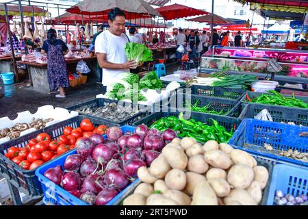 230910 -- GUIDING, 10. September 2023 -- Lu Chengwen wählt die Zutaten für die nahrhaften Mahlzeiten der Schüler auf einem Markt im Guiding County, Provinz Guizhou im Südwesten Chinas, 7. September 2023. Yanjiao Teaching Point ist eine Mikro-Grundschule, die sich in einem flachen Gebiet zwischen Bergen im südwestchinesischen Guizhou befindet. Lu Chengwen ist hier der einzige Lehrer mit 28 Vorschulkindern und 6 Schülern der ersten Klasse. Im Jahr 2012 entschied sich Lu, der gerade seinen Abschluss an der Universität gemacht hatte, am entfernten Yanjiao Teaching Point zu lehren. Vorschulkinder, die aus dem bergigen Dorf der Miao-Volksgruppe erwachsen waren, konnten kaum einen Mann sprechen Stockfoto