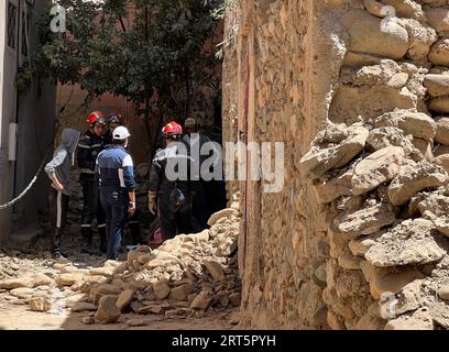 230910 -- MARRAKESCH, 10. September 2023 -- Rettungskräfte arbeiten in der Nähe des Epizentrums im Dorf Amizmiz in Marokko, 10. September 2023. Ein Erdbeben der Stärke 6,8 traf Marokko am Freitag. Das Epizentrum des Erdbebens lag in der Nähe der Stadt Ighil in der Provinz Al Haouz, etwa 70 km südwestlich von Marrakesch. Das Beben hat 2.012 Menschen das Leben gekostet und 2.059 verletzt, wobei 1.404 von ihnen in einem ernsten Zustand sind, laut dem neuesten Update des Innenministeriums des Landes am Samstag. MAROKKO-ERDBEBEN-RETTUNG WangxDongzhen PUBLICATIONxNOTxINxCHN Stockfoto