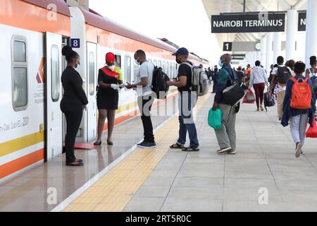 230910 -- NEU DELHI, 10. September 2023 -- Eine Stewardess prüft die Fahrkarten der Passagiere am Nairobi Bahnhof der China Built Mombasa-Nairobi Standard Gauge Railway SGR in Nairobi, Hauptstadt von Kenia, 17. November 2021. Xinhua Schlagzeilen: Mit dem Beitritt von AU erweitert G20 die Zusammenarbeit und Entwicklungsmöglichkeiten in Global South DongxJianghui PUBLICATIONxNOTxINxCHN Stockfoto