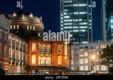 Tokyo Station im Zentrum von Tokio beleuchtet während der Rushhour. Stockfoto