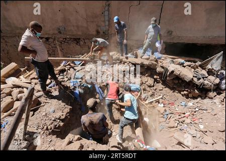 Al Haouz, Marokko. September 2023. Die Freiwilligen suchen nach Überlebenden in Talat N'Yaqoub, südlich von Marrakesch, nach dem starken Erdbeben, das Marokko am späten Freitag heimsuchte. Al Haouz, Marokko am 10. September 2023. Foto von Youssef Boudlal/ABACAPRESS.COM Credit: Abaca Press/Alamy Live News Stockfoto