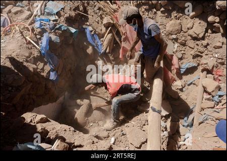 Al Haouz, Marokko. September 2023. Die Freiwilligen suchen nach Überlebenden in Talat N'Yaqoub, südlich von Marrakesch, nach dem starken Erdbeben, das Marokko am späten Freitag heimsuchte. Al Haouz, Marokko am 10. September 2023. Foto von Youssef Boudlal/ABACAPRESS.COM Credit: Abaca Press/Alamy Live News Stockfoto