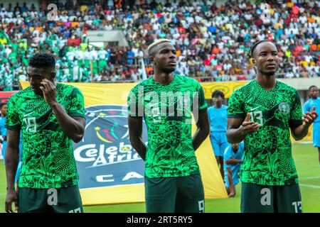 UYO, NIGERIA – 10. SEPTEMBER: Taiwo Awoniyi, Victor Osimhen und Bruno Onyemaech aus Nigeria während der Qualifikation zum Afrikanischen Nationalpokal 2023 (AFCON) Stockfoto