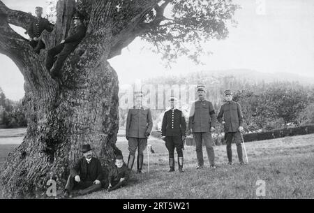 Norwegische Armeeoffiziere, die mit der Mollestad Oak posieren, 10.09.1911. Stockfoto