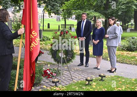 Stockholm, Schweden. September 2023. STOCKHOLM 20230911 die Vorsitzende der Sozialdemokraten Magdalena Andersson (S) und Parteisekretär Tobias Baudin (S) legten einen Kranz zu Ehren von Anna Lindhs Andenken zusammen mit Swetlana Tichanovskaja, belarussischer Oppositionsführerin in der Katarina-Kirche in Stockholm. Der 11. September ist 20 Jahre nach der Ermordung der schwedischen Außenministerin Anna Lindh vergangen. Claudio Bresciani/TT/Code 10090 Credit: TT News Agency/Alamy Live News Stockfoto