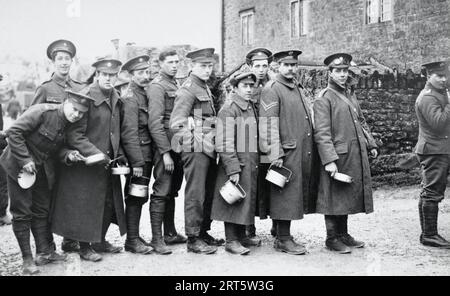 Eine Kantinenlinie von Soldaten des Army Service Corps während des Ersten Weltkriegs. Stockfoto