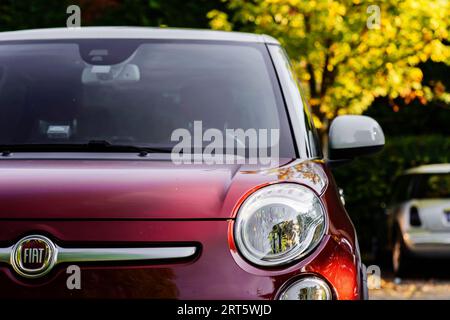 Mailand, Italien - 15. August 2022: Fiat 500, klassischer Retro-Wagen, an der Stadtstraße geparkt. Legendärer Oldtimer im Stadtzentrum der italienischen Stadt im Sommer Stockfoto