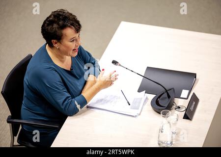 DEN HAAG - Sharon Dijksma, ehemaliger Staatssekretär für Bildung, Kultur und Wissenschaft, während der öffentlichen Anhörungen des parlamentarischen Untersuchungsausschusses, der die Betrugspolitik der Regierung untersucht. Die Untersuchung wurde nach dem Kindergeldskandal eingeleitet. ANP ROBIN VAN LONKHUIJSEN niederlande raus - belgien raus Stockfoto