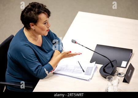 DEN HAAG - Sharon Dijksma, ehemaliger Staatssekretär für Bildung, Kultur und Wissenschaft, während der öffentlichen Anhörungen des parlamentarischen Untersuchungsausschusses, der die Betrugspolitik der Regierung untersucht. Die Untersuchung wurde nach dem Kindergeldskandal eingeleitet. ANP ROBIN VAN LONKHUIJSEN niederlande raus - belgien raus Stockfoto