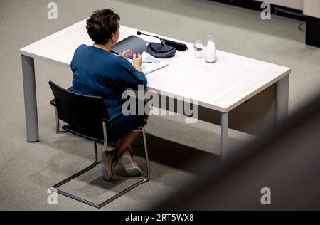 DEN HAAG - Sharon Dijksma, ehemaliger Staatssekretär für Bildung, Kultur und Wissenschaft, während der öffentlichen Anhörungen des parlamentarischen Untersuchungsausschusses, der die Betrugspolitik der Regierung untersucht. Die Untersuchung wurde nach dem Kindergeldskandal eingeleitet. ANP ROBIN VAN LONKHUIJSEN niederlande raus - belgien raus Stockfoto