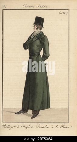 Französischer Gentleman im englischen Reitermantel und Hose im russischen Stil, Hut und gestreifte Weste. Redingote a l'Anglaise, Pantalon a la Russe. Handkolorierter Kupferstich von Pierre-Charles Baquoy nach einer Modeplatte von Horace Vernet aus Pierre de la Mesangeres Journal des Dames et des Modes, Zeitschrift für Frauen und Mode, Paris, 1817. Stockfoto