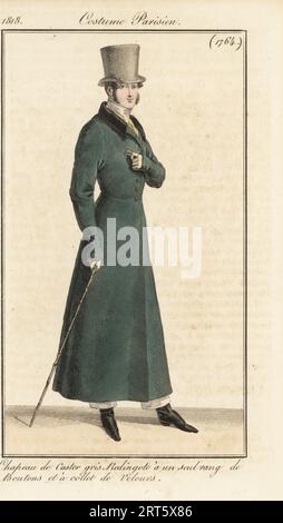 Französischer Gentleman mit grauem Biberhut, grünem Reitermantel mit Samtkragen und einreihigen Knöpfen. Chapeau de Castor gris, Redingote a un seul Rang de Boutons et a collet de Velours. Handkolorierter Kupferstich nach einer Modeplatte von Louis Marie Lante aus Pierre de la Mesangeres Journal des Dames et des Modes, Zeitschrift für Frauen und Mode, Paris, 1818. Stockfoto
